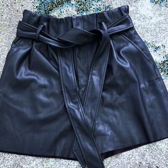 ZARA High-Waisted Faux Leather Shorts – Size M – Free Shipping - Picture 3 of 4